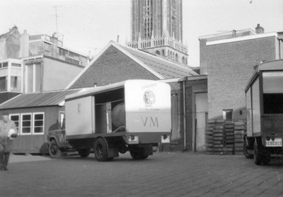 606048 Gezicht op de binnenplaats van de zuivelfabriek de N.V. Verenigde Melkbedrijven (Boterstraat 18) te Utrecht.